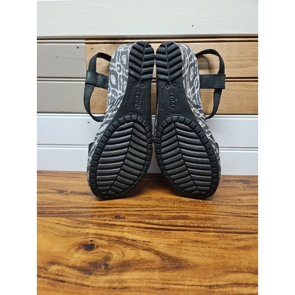 Crocs Leigh Ikat Sandals Womens 8 Black White Nubuck Wedge T Strap Buckle